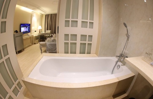 Navalur Hotel | Regenta Central RS - Chennai