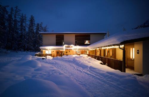 Engadin Scoul Hotel | Reitstall und Saloon San Jon