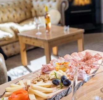 Engadin Scoul Hotel | Reitstall und Saloon San Jon