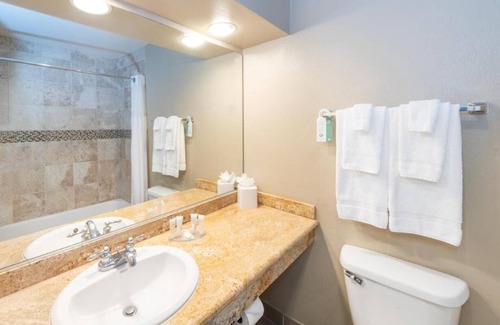Rancho Santa Fe Hotel | Rejuvenate in Luxury Suite w/Golf Views in Rancho Santa Fe l Onsite Pool & Spa