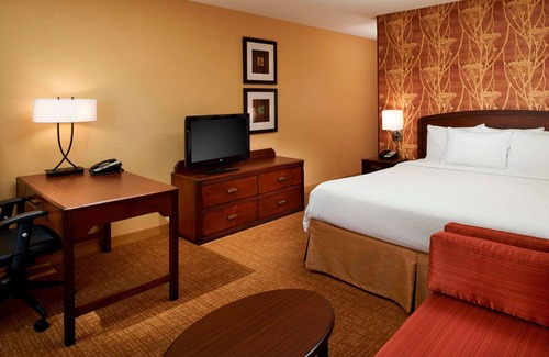 Novi Hotel | Rejuvenate in Peaceful Surroundings with Swimming Pool, Pets are Welcome