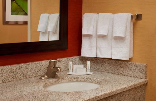 Novi Hotel | Rejuvenate in Peaceful Surroundings with Swimming Pool, Pets are Welcome