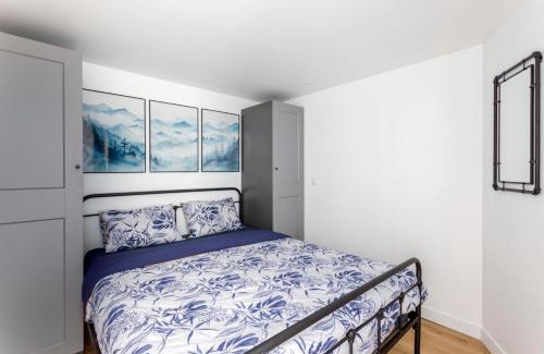 Grenelle Apartment | Relais Cocorico Artist Studio glass roof with AC