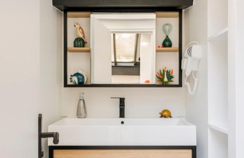 Grenelle Apartment | Relais Cocorico Artist Studio glass roof with AC