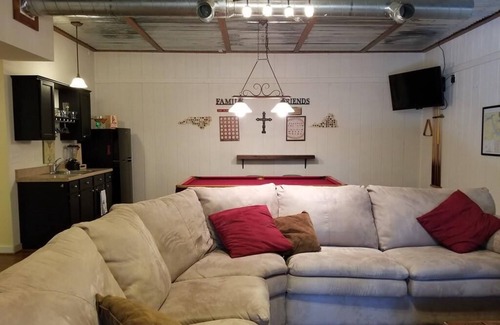 Wildwood Point House | Relax among the palms at Reeled Inn on Beautiful Lake Gaston
