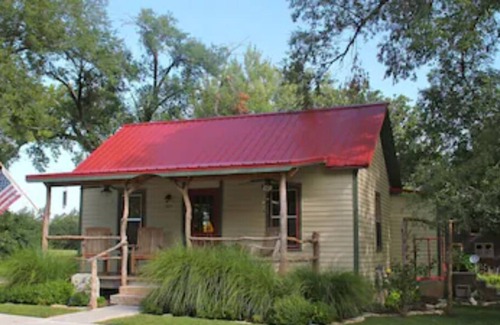 Cottonwood Falls House | Relax and Enjoy Entertaining in this Charming 1890's Guesthouse