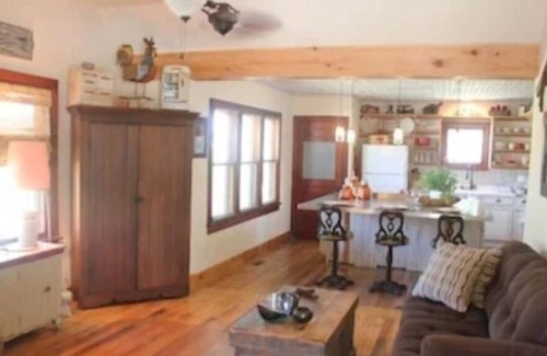 Cottonwood Falls House | Relax and Enjoy Entertaining in this Charming 1890's Guesthouse
