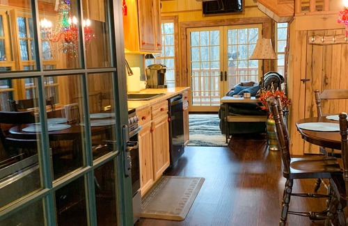 Shenandoah Cabin | Relax and get away in the tree tops in our Eagle's Nest Tree House