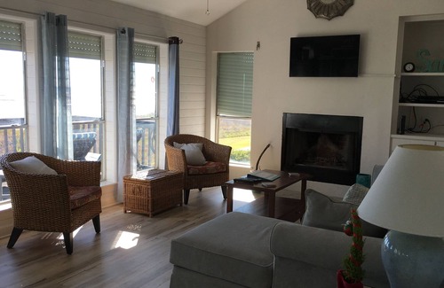 Galveston House | Relax And Listen To The Ocean At This UPDATED Dog-friendly Property