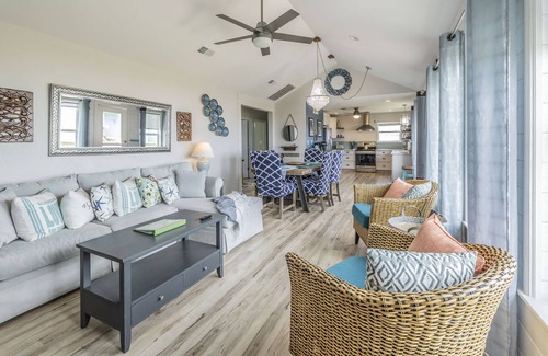 Galveston House | Relax And Listen To The Ocean At This UPDATED Dog-friendly Property