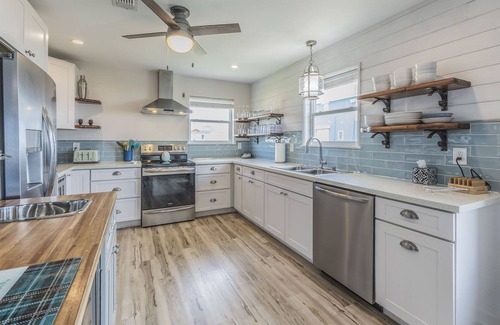 Galveston House | Relax And Listen To The Ocean At This UPDATED Dog-friendly Property