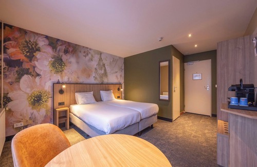 Heelsum Hotel | Relax and Play: Indoor Pool, Cycling Nearby, Game Room & Free Parking