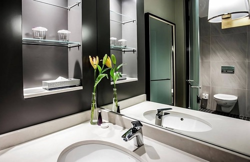 Gaborone Hotel | Relax and Recharge! 3 Stylish Units, Free Parking and Shuttle, Outdoor Pool!