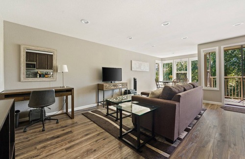 Silver Beach Condo | Relax and Recharge at Lake Whatcom Condo - 1BR Retreat with Lake Views