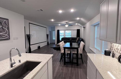 Barker House | Relax, and Reset: Cozy 4 bedroom & 3 full baths with WiFi, AC in enjoyable Katy