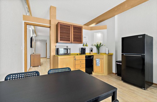 Palm Harbor Condo | Relax and Revitalize: Retreat to European Village with Balcony, Close to Beaches