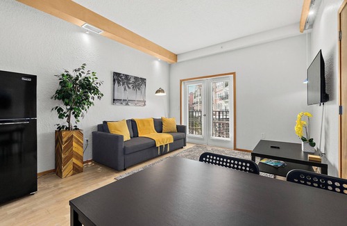 Palm Harbor Condo | Relax and Revitalize: Retreat to European Village with Balcony, Close to Beaches