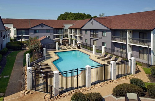 Norcross House | Relax and Unwind! 4 Comfortable Units, Free Parking, Pet-friendly, Onsite Pool