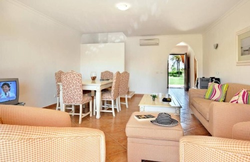 Meia Praia House | Relax and Unwind! Full Kitchen, 2 Swimming Pool, Free Parking, Near Meia Beach!