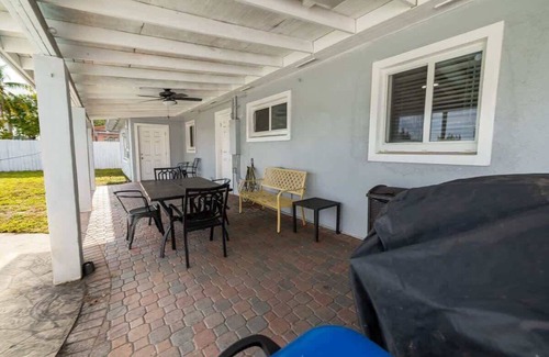 Boulevard Heights House | Relax and Unwind in a 4BR Home with Pool in Hollywood