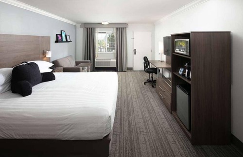 Temecula Resort | Relax and Unwind in Signature Temecula! Free Parking, Pool, Near Garage Brewing