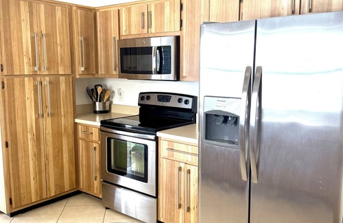 Pelican House | Relax and Unwind, kayak the lake, Near Sanibel,Matlacha, Ft Myers Beach, 3bed2ba