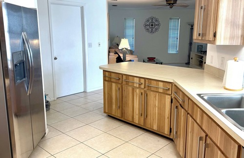 Pelican House | Relax and Unwind, kayak the lake, Near Sanibel,Matlacha, Ft Myers Beach, 3bed2ba