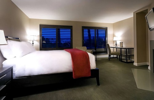 Cupertino Hotel | Relax and Unwind! Pool, Free Breakfast, Short Drive to Winchester Mystery House