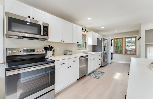 Leland House | Relax at Dutch Hollow Lake in an idyllic farmhouse minutes from the laken
