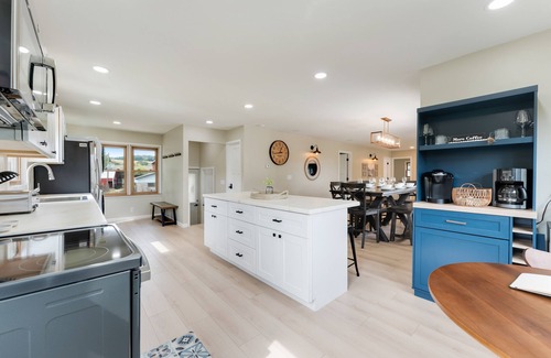 Leland House | Relax at Dutch Hollow Lake in an idyllic farmhouse minutes from the laken