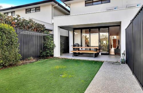 Glenelg North House | Relax at Ronnie's - Coastal Elegance near the Beach
