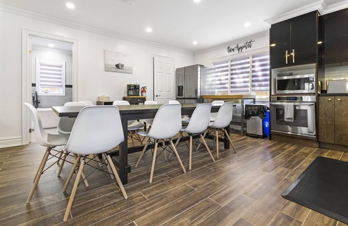 Crystal Beach Cottage | Relax at the Crystal Beach Retreat - 6 min walk to the Beach!
