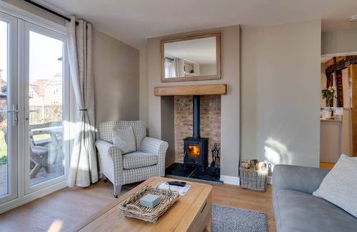 Malvern Cottage | Relax at the Foot of Malvern Hills, Fire Pit and Hot Tub. Cottage Updated 2023