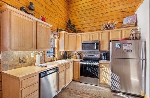 Branson Theater District Cabin | Relax At This Easy Entry Cedar Cabin - Branson Theatre District - Fireplace, Screed Porch, Sleeps 6!