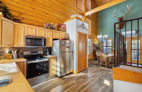Branson Theater District Cabin | Relax At This Easy Entry Cedar Cabin - Branson Theatre District - Fireplace, Screed Porch, Sleeps 6!