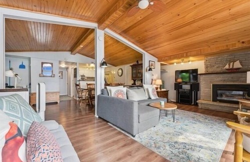 South Bruce Peninsula House | Relax at this waterfront cottage on Colpoy’s Bay—perfect for up to 6 adults and 2 kids. Enjoy a private dock with tiki bar, firepit by the lake, boat access, and nearby trails. A peaceful, fully equipped retreat for your next vacation getaway.