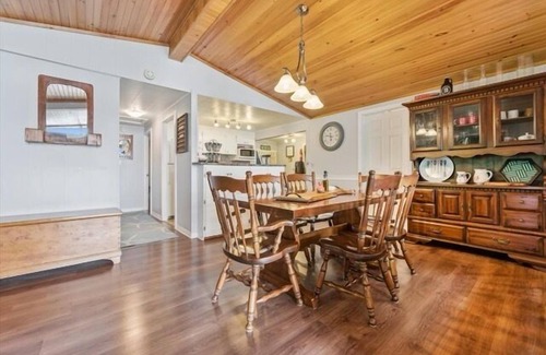 South Bruce Peninsula House | Relax at this waterfront cottage on Colpoy’s Bay—perfect for up to 6 adults and 2 kids. Enjoy a private dock with tiki bar, firepit by the lake, boat access, and nearby trails. A peaceful, fully equipped retreat for your next vacation getaway.