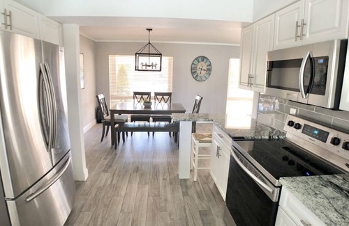 College Park House | Relax by Lake Worth shores, just a hop away from Port of Palm Beach