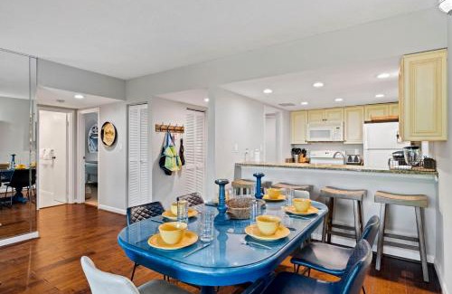 Harbour Town Apartment | Relax By Pool Harbour Town Resort Condo