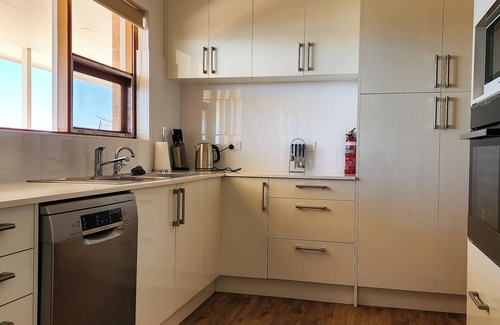 Ripon House | Relax by the Bay – Your Coastal Home Away From Home