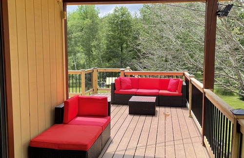 Greentown House | Relax by the lake