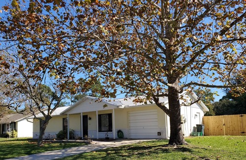 Hidden Lake House | 🌴 Relax & Enjoy Beach Beautiful Private Home. Close to all, Fenced Yard.