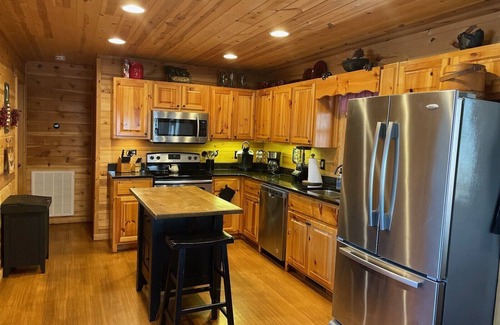 Mineral Bluff Cabin | Relax & Enjoy the Year-Round Mountain Views in this Beautiful Blue Ridge Cabin
