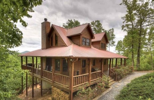Mineral Bluff Cabin | Relax & Enjoy the Year-Round Mountain Views in this Beautiful Blue Ridge Cabin