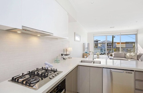 Scarborough Apartment | Relax in blissful sun-soaked luxury by the beach!