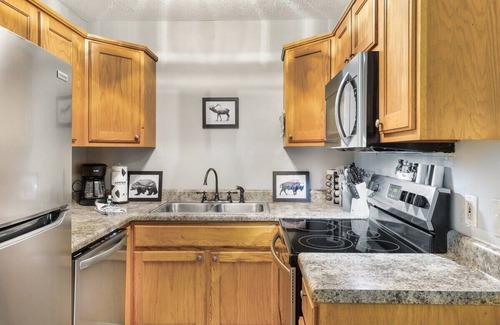 Pigeon Forge House | Relax in Fall: Ideal Spot w/Hot Tub + Fireplace