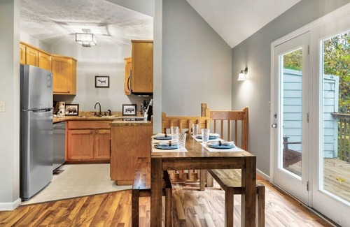 Pigeon Forge House | Relax in Fall: Ideal Spot w/Hot Tub + Fireplace