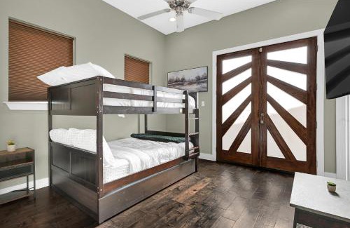 Northside House | Relax in HTX POOL,15ppl,4br,4b
