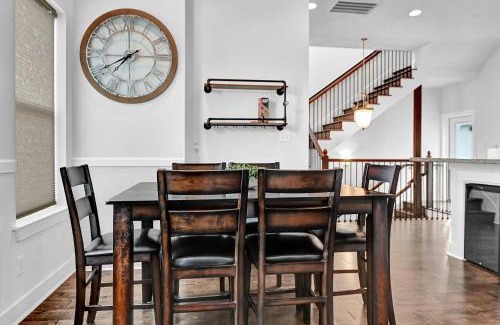 Northside House | Relax in HTX POOL,15ppl,4br,4b