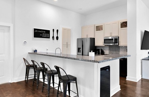Northside House | Relax in HTX POOL,15ppl, 4br, 4b. Located in the Heart of Houston